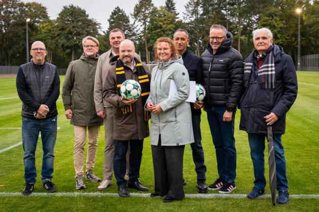 Die Vertreter der Alemannia zusammen mit den Vertretern der Stadt Aachen TSV Alemannia Aachen Eroeffnung des neuen Trainigsplatzes, Saison 2026 2027, 09.10.2026 TSV Alemannia Aachen Eroeffnung des neuen Trainigsplatzes, Saison 2026 2027, 09.10.2026 Aachen Copyright: xEibner-Pressefoto J.xDerondeaux EP_JDU