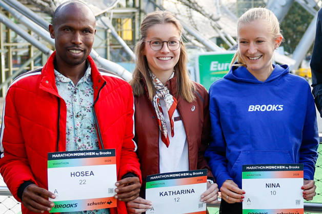Pressekonferenz München Marathon 2026; München, 09.10.2026 Hosea Tuwei (KEN), Katharina Saathoff (GER), Nina REUTER (GER),beim Gruppenfoto bei der Pressekonferenz München Marathon 2026; München, 09.10.2026 Copyright: xBEAUTIFULxSPORTS Kellererx