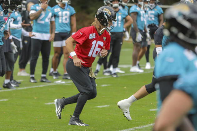 CHADLER’S CROSS, ENGLAND - OCTOBER 09: Trevor Lawrence of the Jacksonville Jaguars training with the team during the Jacksonville Jaguars team practise and media as part of the London NFL, American Football Herren, USA Series 2026, at the Grove, Chandler’s Cross, Hertfordshire, England, on 09 October 2026. Jody Demay - Davies SPP Copyright: xJodyxDemayx-xDaviesx xSPPx Sportspressphoto_SPR249405