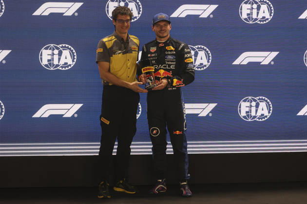 Formula 1 Singapore Airlines Singapore Grand Prix 2026 Sprint Race Pole Position Max Verstappen (NED), Oracle Red Bull Racing , RB22, Car 3 with a Pirelli Award during Formula 1 Singapore Airlines Singapore Grand Prix 2026 on October 9., 2026 in Marina Bay Street Circuit, Singapore, Zsombor Toth Singapore Marina Bay Street Circuit Singapore Singapore Copyright: xZsomborxTothx