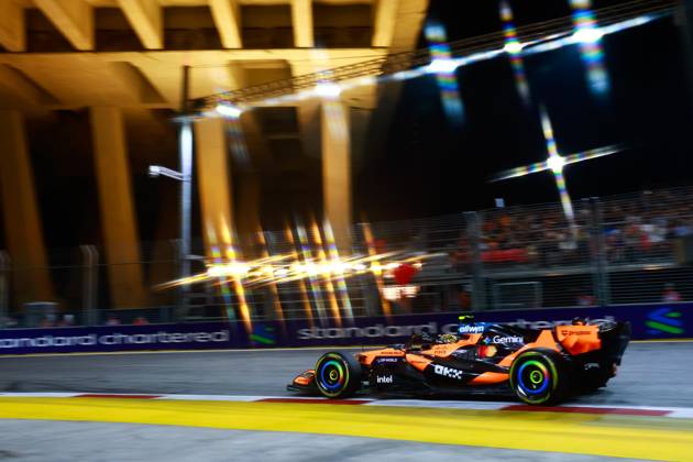 01 NORRIS Lando (gbr), McLaren F1 Team MCL40, action F1 GP 17 Singapore 2026 F1 GP 17 Singapore 2026 ALONSO Fernando (spa), Aston Martin F1 Team Honda AMR26, portrait F1 GP 17 Singapore 2026 Singapore