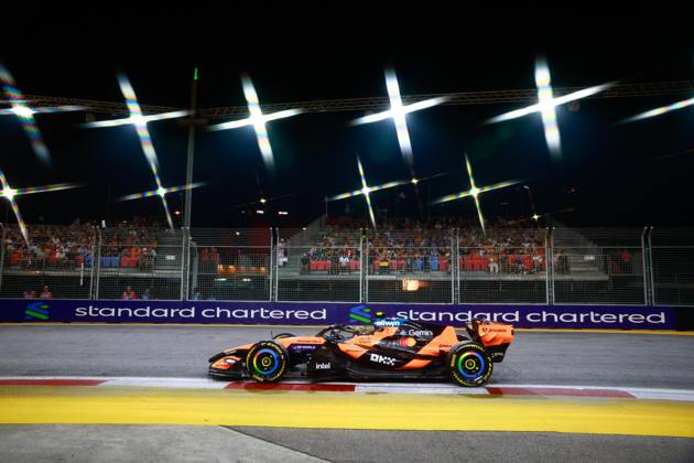 01 NORRIS Lando (gbr), McLaren F1 Team MCL40, action F1 GP 17 Singapore 2026 F1 GP 17 Singapore 2026 ALONSO Fernando (spa), Aston Martin F1 Team Honda AMR26, portrait F1 GP 17 Singapore 2026 Singapore