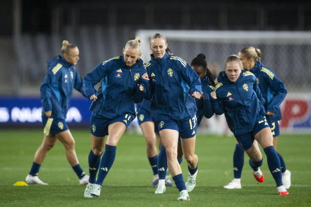 261009 Stina Blackstenius and Amanda Ilestedt of Sweden ahead of the FIFA Women s World Cup qualifier play-off football match between Lithuania and Sweden on October 9, 2026 in Kaunas. Photo: Mathias Bergeld BILDBYRAN kod MB MB1418 fotboll football soccer fotball vm-kval kval fifa womens world cup qualifier qualifier playoff lithuania sverige sweden dam bbeng play-off Copyright: MATHIASxBERGELD BB261009MB013