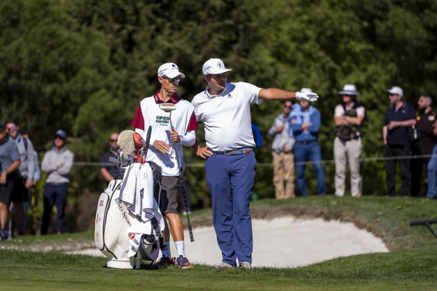Open de Espana presented by Madrid - Day Two MADRID, SPAIN - OCTOBER 9: Eugenio Chacarra of Spain (R) interacts with his caddie on day two of the Open de Espana presented by Madrid at Club de Campo Villa de Madrid on October 9, 2026 in Madrid, Spain. Madrid Club de Campo Villa de Madrid Madrid Spain Copyright: xAlbertoxGardinx AGardin_20261009_Golf_Esp_Mad_1171