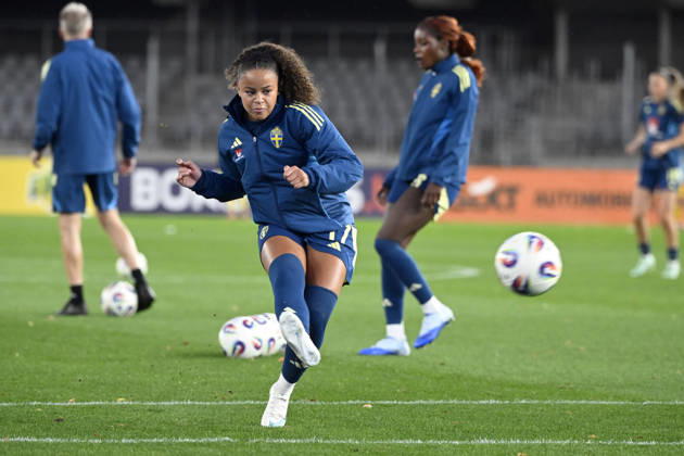 KAUNAS, LITAUEN 20261009 Felicia Schröder värmer upp inför fredagens fotbollsmatch, VM-playoff, mellan Litauen och Sverige pa Dariaus ir GirÃ no stadionas.