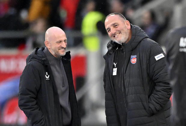 vor Spielbeginn: Trainer Coach Frank Schmidt 1. FC Heidenheim 1846 FCH im Gespraech Diskussion mit Trainer Torsten Lieberknecht 1. FC Kaiserslautern FCK 1. FC Heidenheim 1846 FCH vs 1. FC Kaiserslautern 09.10..2026 DFL REGULATIONS PROHIBIT ANY USE OF PHOTOGRAPHS AS IMAGE SEQUENCES AND OR QUASI-VIDEO 1. FC Heidenheim 1846 FCH vs 1. FC Kaiserslautern