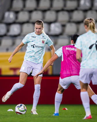 261009 Ada Martine Hegerberg of Norway warms up ahead of the FIFA Women s World Cup Qualifier football match between Romania and Norway on October 9, 2026 in Bucharest. Photo: Marius Simensen BILDBYRAN COP 238 bbeng dam FIFA World Cup, WM, Weltmeisterschaft, Fussball qualifiers football fotball fotboll landskamp norge norway romania soccer vm kvalik vm-kvalifisering kvinner Copyright: MARIUSxSIMENSEN BB261009BB504