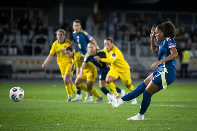 261009 Felicia Schröder of Sweden shoots penalty kick during the FIFA Women s World Cup qualifier play-off football match between Lithuania and Sweden on October 9, 2026 in Kaunas. Photo: Mathias Bergeld BILDBYRAN kod MB MB1418 fotboll football soccer fotball vm-kval kval fifa womens world cup qualifier qualifier playoff lithuania sverige sweden dam bbeng play-off Copyright: MATHIASxBERGELD BB261009MB047