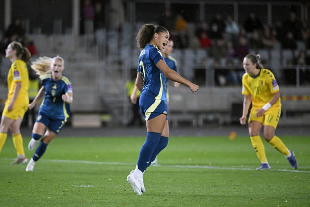 KAUNAS, LITAUEN 20261009 Sveriges Felicia Schröder jublar efter mal 0-1 pa straff under fredagens fotbollsmatch, VM-playoff, mellan Litauen och Sverige pa Dariaus ir GirÃ no stadionas.
