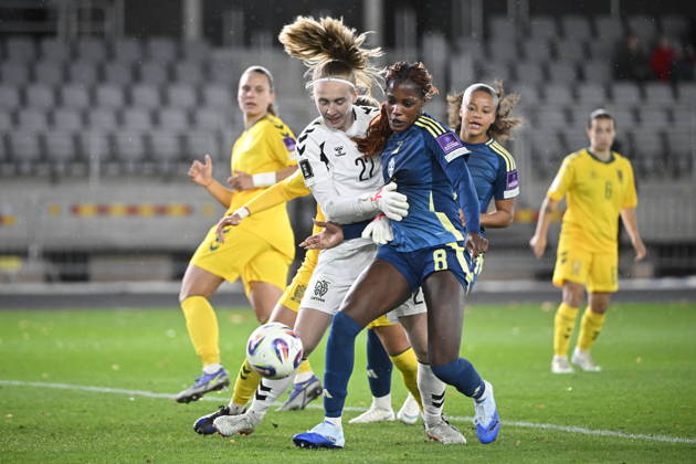 KAUNAS, LITAUEN 20261009 Litauens malvakt Meda Å eÅ¡kutÄ— och Sveriges Evelyn Ijeh i närkamp under fredagens fotbollsmatch, VM-playoff, mellan Litauen och Sverige pa Dariaus ir GirÃ no stadionas.