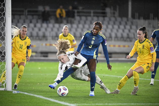 KAUNAS, LITAUEN 20261009 Litauens malvakt Meda Å eÅ¡kutÄ— och Sveriges Evelyn Ijeh i närkamp under fredagens fotbollsmatch, VM-playoff, mellan Litauen och Sverige pa Dariaus ir GirÃ no stadionas.