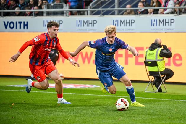 Paul Hennrich (1. FC Heidenheim 1846) und Mika Haas (1. FC Kaiserslautern) im Zweikampf waehrend des spiels der 2. Bundesliga zwischen 1. FC Heidenheim und 1. FC Kaiserslautern, Voith-Arena am 09. October 2026 in Heidenheim an der Brenz, Deutschland. (Foto von Harry Langer DeFodi Images) +++ Paul Hennrich (1. FC Heidenheim 1846) und Mika Haas (1. FC Kaiserslautern) battle for the ball during the 2nd Bundesliga match between 1. FC Heidenheim and 1. FC Kaiserslautern at Voith-Arena on October 9, 2026 in Heidenheim an der Brenz, Germany. (Photo by Harry Langer DeFodi Images) DFB DFL REGULATIONS PROHIBIT ANY USE OF PHOTOGRAPHS AS IMAGE SEQUENCES AND OR QUASI-VIDEO. (Photo by Harry Langer DeFodi Images) DFB DFL REGULATIONS PROHIBIT ANY USE OF PHOTOGRAPHS AS IMAGE SEQUENCES AND OR QUASI-VIDEO. -