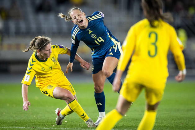 261009 UgnÄ— LazdauskaitÄ— of Lithuania and Anna Anvegard of Sweden during the FIFA Women s World Cup qualifier play-off football match between Lithuania and Sweden on October 9, 2026 in Kaunas. Photo: Mathias Bergeld BILDBYRAN kod MB MB1418 fotboll football soccer fotball vm-kval kval fifa womens world cup qualifier qualifier playoff lithuania sverige sweden dam bbeng play-off Copyright: MATHIASxBERGELD BB261009MB059