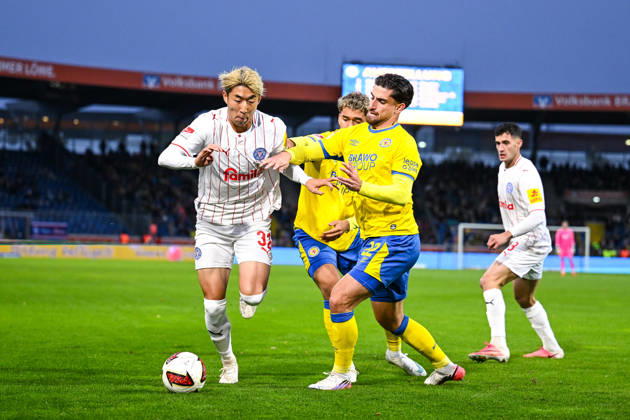 09.10.2026, Fussball, 2. Bundesliga, Eintracht Braunschweig - Holstein Kiel, Hiroki Sekine (Holstein Kiel), Fabio Di Michele Sanchez (Eintracht Braunschweig) xRHR-FOTO DEx Copyright: TeresaxKroeger RHR-FOTOx RHR-FOTO DE