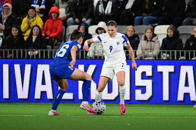 LKS 20261009 Mina Cavic of Serbia (left) and Katariina Kosola of FInland in action during the women s European Qualifying play-off round first leg football match between Finland and Serbia in Tampere, Finland, on October 9, 2026, ahead of the 2027 FIFA Women s World Cup. - ANSSI TAKALA Tampere Finland K-pzM9SQoNk  Copyright: xAnssixTakalax K-pzM9SQoNk