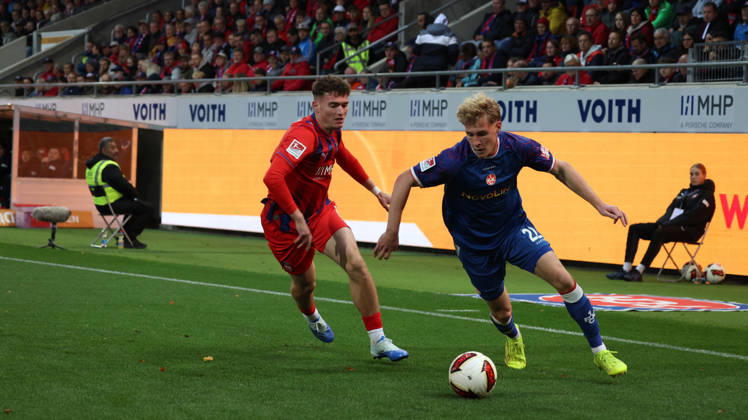09.10.2026, xrekx, Fussball 2.Bundesliga, 1.FC Heidenheim - 1.FC Kaiserslautern v.l. Paul Hennrich (1FC Heidenheim 1846) Mika Haas (1.FC Kaiserslautern) Zweikampf, Aktion, action, battle for the ball (DFL DFB REGULATIONS PROHIBIT ANY USE OF PHOTOGRAPHS as IMAGE SEQUENCES and or QUASI-VIDEO) Heidenheim