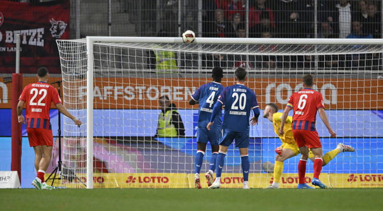 Strafraumszene, Torraumszene Torschuss Aktion Torchance Semih Sahin 1. FC Kaiserslautern FCK (08) (nicht im Bild) landet an Latte Lattentreffer 1. FC Heidenheim 1846 FCH vs 1. FC Kaiserslautern 09.10..2026 DFL REGULATIONS PROHIBIT ANY USE OF PHOTOGRAPHS AS IMAGE SEQUENCES AND OR QUASI-VIDEO 1. FC Heidenheim 1846 FCH vs 1. FC Kaiserslautern