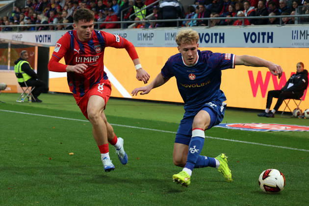 09.10.2026, xrekx, Fussball 2.Bundesliga, 1.FC Heidenheim - 1.FC Kaiserslautern v.l. Paul Hennrich (1FC Heidenheim 1846) Mika Haas (1.FC Kaiserslautern) Zweikampf, Aktion, action, battle for the ball (DFL DFB REGULATIONS PROHIBIT ANY USE OF PHOTOGRAPHS as IMAGE SEQUENCES and or QUASI-VIDEO) Heidenheim