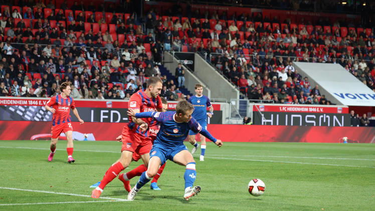 09.10.2026, xrekx, Fussball 2.Bundesliga, 1.FC Heidenheim - 1.FC Kaiserslautern v.l. Jonas Föhrenbach Foehrenbach (1FC Heidenheim 1846) Naatan Skyttä Skyttae (1.FC Kaiserslautern) Zweikampf, Aktion, action, battle for the ball (DFL DFB REGULATIONS PROHIBIT ANY USE OF PHOTOGRAPHS as IMAGE SEQUENCES and or QUASI-VIDEO) Heidenheim