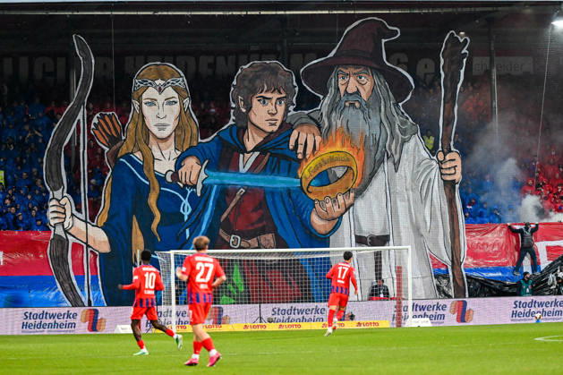 09.10.2026, GER, Fussball, Herren, 2. Bundesliga, 7. Spieltag, 1. FC Heidenheim vs 1. FC Kaiserslautern Choreographie der Heidenheimer Fans, Ultras, Osttribüne, Motiv aus Herr der Ringe Heidenheim Voith-Arena Baden-Württemberg Deutschland Copyright: xNordphotox xHafnerx