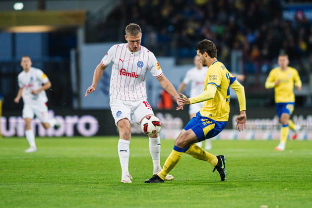 2. Bundesliga: Eintracht Braunschweig vs. Holstein Kiel, 09.10.2026 Phil Harres (Holstein Kiel, 19) gegen Isidoros Koutsidis (Eintracht Braunschweig, 23) im Zweikampf; Fußball, 2. Bundesliga, 7. Spieltag: Eintracht Braunschweig vs. Holstein Kiel am 09.10.2026 im Eintracht-Stadion, Braunschweig DFL REGULATIONS PROHIBIT ANY USE OF PHOTOGRAPHS AS IMAGE SEQUENCES AND OR QUASI-VIDEO. Copyright: xBEAUTIFULxSPORTS Tonhäuserx
