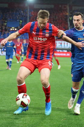 09.10.2026, xrekx, Fussball 2.Bundesliga, 1.FC Heidenheim - 1.FC Kaiserslautern v.l. Patrick Mainka (1FC Heidenheim 1846) Mergim Berisha (1.FC Kaiserslautern) Zweikampf, Aktion, action, battle for the ball (DFL DFB REGULATIONS PROHIBIT ANY USE OF PHOTOGRAPHS as IMAGE SEQUENCES and or QUASI-VIDEO) Heidenheim