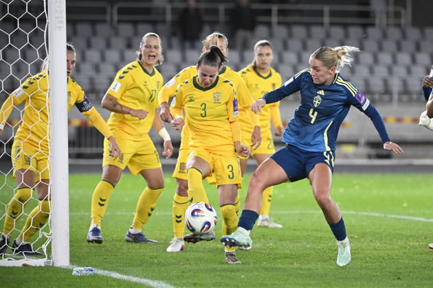KAUNAS, LITAUEN 20261009 Litauens Laura KubiliÅ«tÄ— och Sveriges Hanna Lundkvist under fredagens fotbollsmatch, VM-playoff, mellan Litauen och Sverige pa Dariaus ir GirÃ no stadionas.