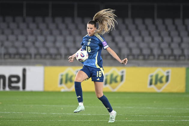 KAUNAS, LITAUEN 20261009 Sveriges Bella Andersson under fredagens fotbollsmatch, VM-playoff, mellan Litauen och Sverige pa Dariaus ir GirÃ no stadionas.