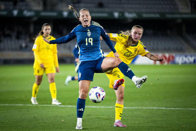 261009 Anna Anvegard of Sweden and Loreta Rogaciova of Lithuania during the FIFA Women s World Cup qualifier play-off football match between Lithuania and Sweden on October 9, 2026 in Kaunas. Photo: Mathias Bergeld BILDBYRAN kod MB MB1418 fotboll football soccer fotball vm-kval kval fifa womens world cup qualifier qualifier playoff lithuania sverige sweden dam bbeng play-off Copyright: MATHIASxBERGELD BB261009MB070