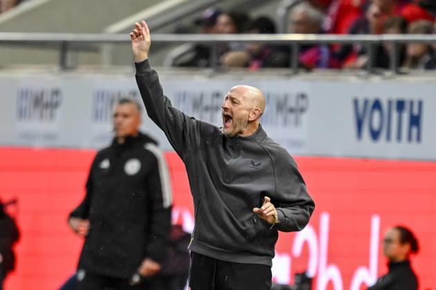 Trainer Torsten Lieberknecht (1. FC Kaiserslautern) gestikuliert, gestik waehrend des spiels der 2. Bundesliga zwischen 1. FC Heidenheim und 1. FC Kaiserslautern, Voith-Arena am 09. October 2026 in Heidenheim an der Brenz, Deutschland. (Foto von Harry Langer DeFodi Images) +++ Trainer Torsten Lieberknecht (1. FC Kaiserslautern) gestures during the 2nd Bundesliga match between 1. FC Heidenheim and 1. FC Kaiserslautern at Voith-Arena on October 9, 2026 in Heidenheim an der Brenz, Germany. (Photo by Harry Langer DeFodi Images) DFB DFL REGULATIONS PROHIBIT ANY USE OF PHOTOGRAPHS AS IMAGE SEQUENCES AND OR QUASI-VIDEO. (Photo by Harry Langer DeFodi Images) DFB DFL REGULATIONS PROHIBIT ANY USE OF PHOTOGRAPHS AS IMAGE SEQUENCES AND OR QUASI-VIDEO. -
