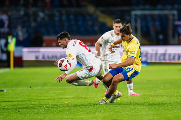 2. Bundesliga: Eintracht Braunschweig vs. Holstein Kiel, 09.10.2026 Guillermo Balzi (Holstein Kiel, 8) gegen Max Marie (Eintracht Braunschweig, 15) im Zweikampf; Fußball, 2. Bundesliga, 7. Spieltag: Eintracht Braunschweig vs. Holstein Kiel am 09.10.2026 im Eintracht-Stadion, Braunschweig DFL REGULATIONS PROHIBIT ANY USE OF PHOTOGRAPHS AS IMAGE SEQUENCES AND OR QUASI-VIDEO. Copyright: xBEAUTIFULxSPORTS Tonhäuserx