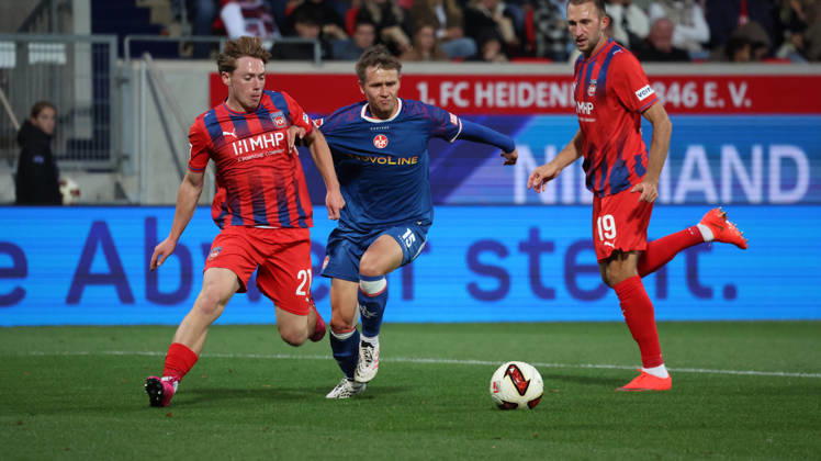 09.10.2026, xrekx, Fussball 2.Bundesliga, 1.FC Heidenheim - 1.FC Kaiserslautern v.l. Michael Heule (1FC Heidenheim 1846) Naatan Skyttä Skyttae (1.FC Kaiserslautern) Zweikampf, Aktion, action, battle for the ball (DFL DFB REGULATIONS PROHIBIT ANY USE OF PHOTOGRAPHS as IMAGE SEQUENCES and or QUASI-VIDEO) Heidenheim