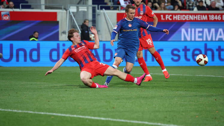 09.10.2026, xrekx, Fussball 2.Bundesliga, 1.FC Heidenheim - 1.FC Kaiserslautern v.l. Michael Heule (1FC Heidenheim 1846) Naatan Skyttä Skyttae (1.FC Kaiserslautern) Zweikampf, Aktion, action, battle for the ball (DFL DFB REGULATIONS PROHIBIT ANY USE OF PHOTOGRAPHS as IMAGE SEQUENCES and or QUASI-VIDEO) Heidenheim