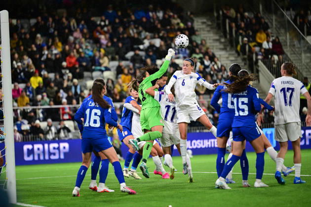 LKS 20261009 Joanna Tynnilä of FInland (6) goes for header against goalkeeper Milica Kostic of Serbia during the women s World Cup European Qualifying play-off round first leg football match between Finland and Serbia in Tampere, Finland, on October 9, 2026, ahead of the 2027 FIFA Women s World Cup. - ANSSI TAKALA Tampere Finland TA9lCVD6hAk  Copyright: xAnssixTakalax TA9lCVD6hAk