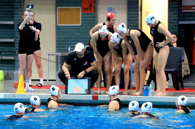 09.10.2026, GER, DEU, Deutschland Wasserball Frauen ,Wasserbal Champion League Qualifikation, Saison 2026, Berlin, Spandau 04 vs. UVSE Trainer Marko Stamm ( Spandau04 ), Spielerkreis, reden, diskutieren nordphoto GmbH Engler Berlin Schwimmhalle-Schoeneberg Berlin Deutschland Copyright: xNordphotox xEnglerx