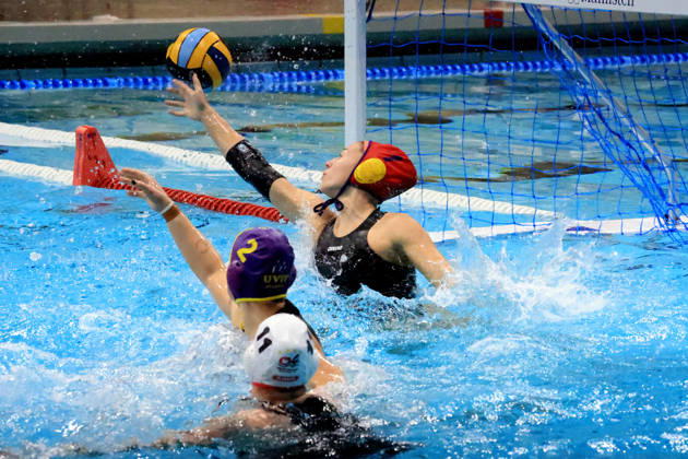 09.10.2026, GER, DEU, Deutschland Wasserball Frauen ,Wasserbal Champion League Qualifikation, Saison 2026, Berlin, Spandau 04 vs. UVSE Carolina Haneke Siagter ( Spandau04 11 ), Szonja Golopencza ( UVSE 1 ), Tekla Aubeli ( UVSE 2 ) nordphoto GmbH Engler Berlin Schwimmhalle-Schoeneberg Berlin Deutschland Copyright: xNordphotox xEnglerx