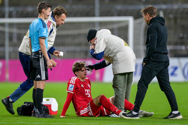Guido Della Rovere (Bayern Muenchen, FCB, 10) muss mit einer Kopfverletzung in der ersten Spielminute behandelt werden, verletzt, Verletzung, injured, sporting injury, 09.10.2026, München (Deutschland), Fussball, Regionalliga Bayern, FC Bayern München II - SpVgg Unterhaching