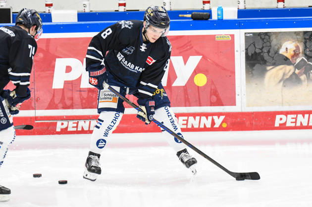 Straubing Tigers vs. Iserlohn Roosters, Eishockey, Deutsche Eishockey Liga, Penny DEL, 7.Spieltag, Saison 2026 2027, 09.10.2026 Daniel Geiger (Iserlohn Roosters), Eishockey Herren, Deutsche Eishockey Liga, Penny DEL, 5.Spieltag, Saison 2026 2027 am 09.10.2026 im Eisstadion am Pulverturm, Straubing Tigers (blau) gegen Iserlohn Roosters (weiss)