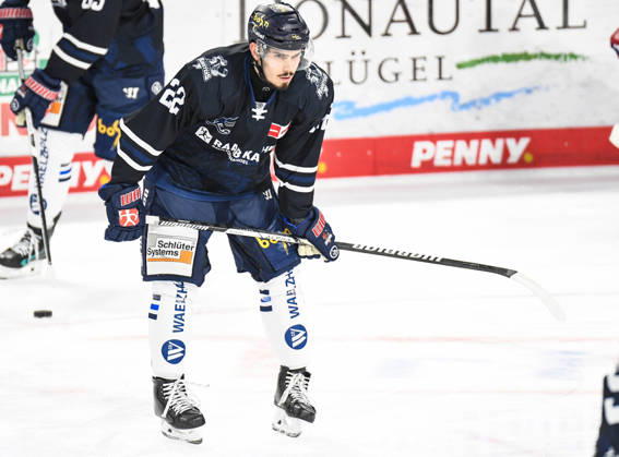 Straubing Tigers vs. Iserlohn Roosters, Eishockey, Deutsche Eishockey Liga, Penny DEL, 7.Spieltag, Saison 2026 2027, 09.10.2026 Daniel Neumann (Iserlohn Roosters), Eishockey Herren, Deutsche Eishockey Liga, Penny DEL, 5.Spieltag, Saison 2026 2027 am 09.10.2026 im Eisstadion am Pulverturm, Straubing Tigers (blau) gegen Iserlohn Roosters (weiss)