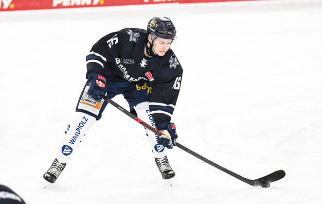 Straubing Tigers vs. Iserlohn Roosters, Eishockey, Deutsche Eishockey Liga, Penny DEL, 7.Spieltag, Saison 2026 2027, 09.10.2026 Johannes Krauss (Iserlohn Roosters), Eishockey Herren, Deutsche Eishockey Liga, Penny DEL, 5.Spieltag, Saison 2026 2027 am 09.10.2026 im Eisstadion am Pulverturm, Straubing Tigers (blau) gegen Iserlohn Roosters (weiss)