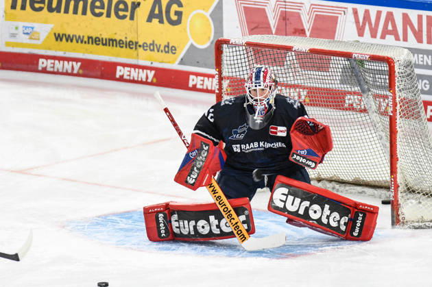 Straubing Tigers vs. Iserlohn Roosters, Eishockey, Deutsche Eishockey Liga, Penny DEL, 7.Spieltag, Saison 2026 2027, 09.10.2026 Andreas Jenike (Iserlohn Roosters), Eishockey Herren, Deutsche Eishockey Liga, Penny DEL, 5.Spieltag, Saison 2026 2027 am 09.10.2026 im Eisstadion am Pulverturm, Straubing Tigers (blau) gegen Iserlohn Roosters (weiss)
