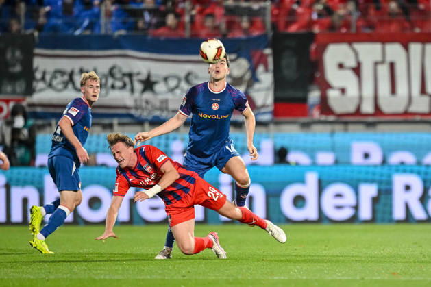 Mikkel Kaufmann (1. FC Heidenheim 1846) und Jacob Rasmussen (1. FC Kaiserslautern) im Zweikampf waehrend des spiels der 2. Bundesliga zwischen 1. FC Heidenheim und 1. FC Kaiserslautern, Voith-Arena am 09. October 2026 in Heidenheim an der Brenz, Deutschland. (Foto von Harry Langer DeFodi Images) +++ Mikkel Kaufmann (1. FC Heidenheim 1846) und Jacob Rasmussen (1. FC Kaiserslautern) battle for the ball during the 2nd Bundesliga match between 1. FC Heidenheim and 1. FC Kaiserslautern at Voith-Arena on October 9, 2026 in Heidenheim an der Brenz, Germany. (Photo by Harry Langer DeFodi Images) DFB DFL REGULATIONS PROHIBIT ANY USE OF PHOTOGRAPHS AS IMAGE SEQUENCES AND OR QUASI-VIDEO. (Photo by Harry Langer DeFodi Images) DFB DFL REGULATIONS PROHIBIT ANY USE OF PHOTOGRAPHS AS IMAGE SEQUENCES AND OR QUASI-VIDEO. -