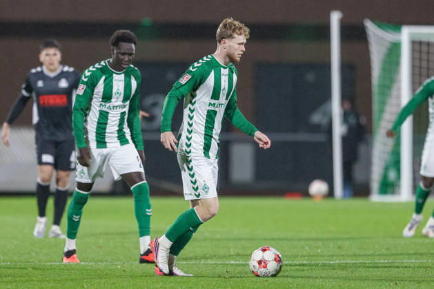 Johann Wegner (SV Werder Bremen II, 2) am Ball, Einzelbild, Ganzkörper, Aktion, Action, Spielszene, 09.10.2026, Bremen (Deutschland), Fussball, Regionalliga Nord, SV Werder Bremen II - SV Atlas Delmenhorst