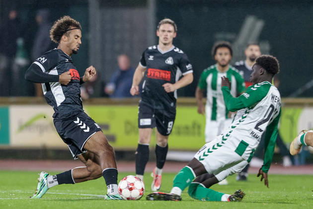 v.li.: Eric Anozie (SV Atlas Delmenhorst, 29) und Ramiz Hamouda (SV Werder Bremen II, 24) im Zweikampf, Duell, Dynamik, Aktion, Action, Spielszene, 09.10.2026, Bremen (Deutschland), Fussball, Regionalliga Nord, SV Werder Bremen II - SV Atlas Delmenhorst