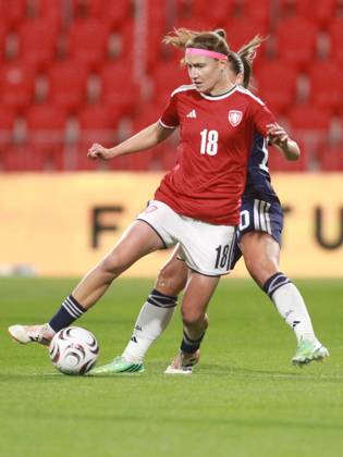 Kamila Dubcova of Czechia and Kirsty Hanson of Scotland in action. Czechia Women v Scotland Women, Women s European World Cup Qualifier, Football, Stadion Arnosta, Pardubice, Czechia - 09 Oct 2026Pardubice Stadion Arnosta Czech Republic  Copyright: xMilanxKammermayer Shutterstockx 17195777z