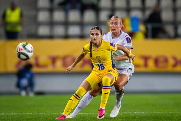 261009 Ioana Stancu of Romania and Guro Bergsvand of Norway during the FIFA Women s World Cup Qualifier football match between Romania and Norway on October 9, 2026 in Bucharest. Photo: Marius Simensen BILDBYRAN COP 238 bbeng dam FIFA World Cup, WM, Weltmeisterschaft, Fussball qualifiers football fotball fotboll landskamp norge norway romania soccer vm kvalik vm-kvalifisering kvinner Copyright: MARIUSxSIMENSEN BB261009BB561