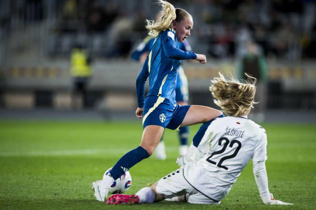 261009 Matilda Vinberg of Sweden and goalkeeper Meda SeskutÄ— of Lithuania during the FIFA Women s World Cup qualifier play-off football match between Lithuania and Sweden on October 9, 2026 in Kaunas. Photo: Mathias Bergeld BILDBYRAN kod MB MB1418 fotboll football soccer fotball vm-kval kval fifa womens world cup qualifier qualifier playoff lithuania sverige sweden dam bbeng play-off Copyright: MATHIASxBERGELD BB261009MB088
