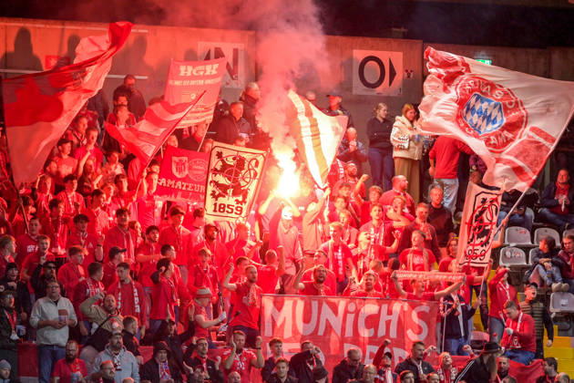 Fans des FC Bayern Muenchen II zünden Bengalos, Bengalo, Bengalos, Feuerwerk, flare, Fans, Publikum, Zuschauer, Stimmung, Atmosphaere, Stadion, 09.10.2026, München (Deutschland), Fussball, Regionalliga Bayern, FC Bayern München II - SpVgg Unterhaching