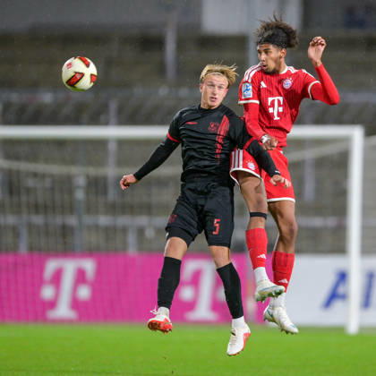 v.li.: Ben Westermeier (Unterhaching, 5) Noah Codjo-Evora (Bayern Muenchen, FCB, 11) im Zweikampf, Duell, duel, tackle, Dynamik, Action, Aktion, 09.10.2026, München (Deutschland), Fussball, Regionalliga Bayern, FC Bayern München II - SpVgg Unterhaching