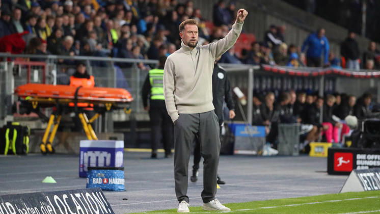 Braunschweig vs Kiel, 2. BL Braunschweig, 09.10.2026, Fußball, Herren, 2. BL, Saison 2026 2027, Eintracht Braunschweig vs. Holstein Kiel: Cheftrainer Lars Kornetka (Eintracht Braunschweig) (DFL DFB REGULATIONS PROHIBIT ANY USE OF PHOTOGRAPHS as IMAGE SEQUENCES and or QUASI-VIDEO) Stadion an der Hamburger Straße Niedersachsen Deutschland